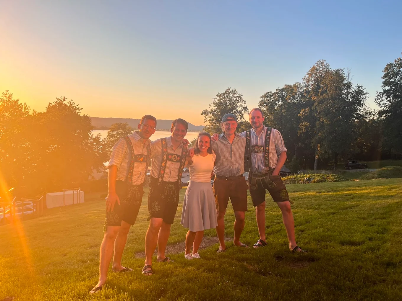 Die fünf von Capo47 in Tracht bei Sonnenuntergang am See