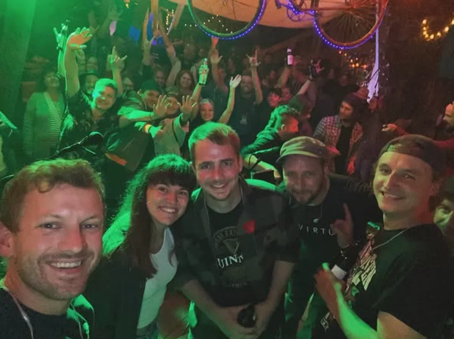 Selfie von Capo47 auf der Bühne, dahinter feiert das Publikum